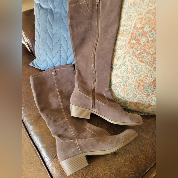 Bass Shoes - Tan Suede Knee High Boots Bass Women's Heeled Boots - Taupe Size 9 Zip Up Boots